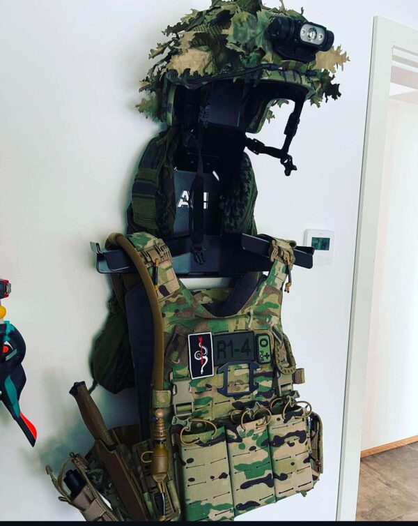 473090233_1339183963648036_8715656576915029592_n Armory Hanger Seina